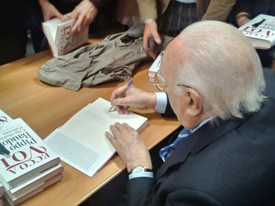 Pippo Baudo ricorda la sua vita in una storia italiana