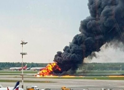 Aereo in fiamme a Mosca, muoiono 41 dei 78 passeggeri