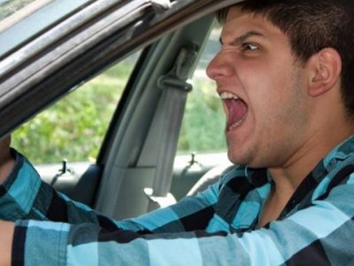 Al volante, crescono aggressività e comportamenti a rischio