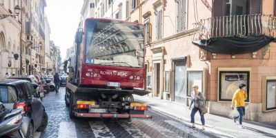 Autobus elettrico in fiamme nel centro storico ...