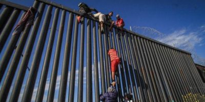 Trump: una barriera con il Messico di pali d...