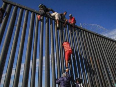 Trump: una barriera con il Messico di pali d’acciaio neri