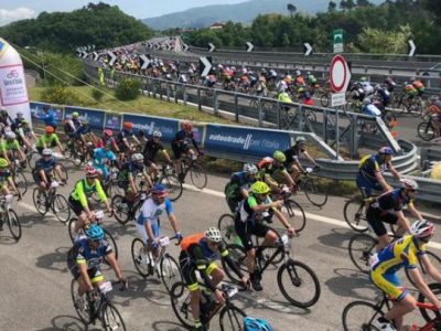 Niente auto e moto: 1200 bici invadono l’autostrada A1