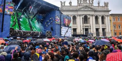 Concertone, Gallagher porta i Beatles sul palco...