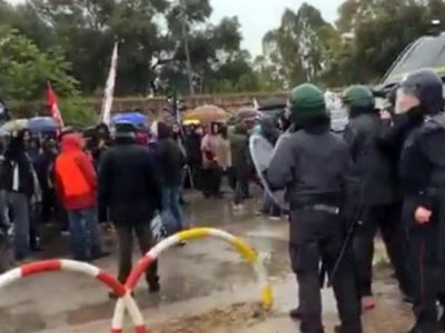 Corteo ambientalista all’Ilva: sassi e bottiglie contro la polizia