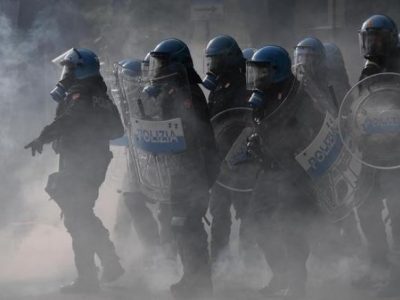 Scontri tra antifascisti e polizia: 5 feriti a Genova