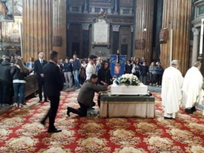 Baci e carezze alla bara del piccolo Leonardo a Novara