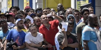 Napoli, vendevano permessi di soggiorno: sette ...