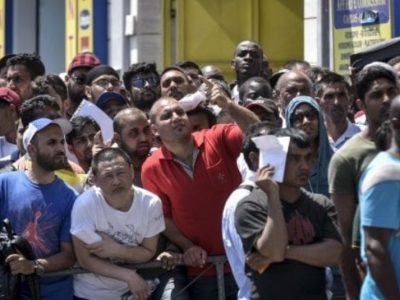 Napoli, vendevano permessi di soggiorno: sette arresti