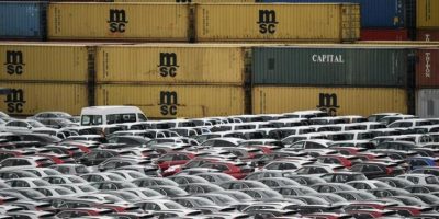 Trump posticipa di sei mesi i dazi su auto euro...