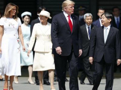 Il presidente Trump incontra l’imperatore del Giappone