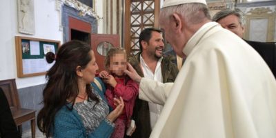 Il Papa ha incontrato la famiglia rom al centro...