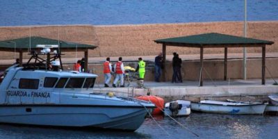 Sea Watch sequestrata, scendono i migranti: l&#...