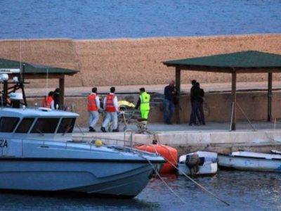 Sea Watch sequestrata, scendono i migranti: l’ira di Salvini