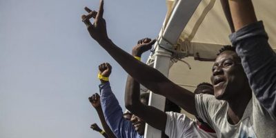 Nave italiana salva 40 migranti: si scatena la ...