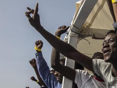 Nave italiana salva 40 migranti: si scatena la rabbia di Salvini