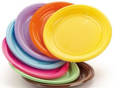 L’Ue bandisce dal 2021 piatti, posate e cannucce di plastica