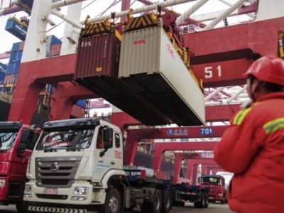 Trattative lente, Trump pronto ad alzare i dazi al “made in Cina”