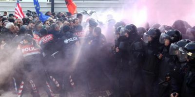 Albania, violenti scontri tra polizia e opposit...