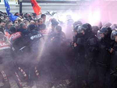 Albania, violenti scontri tra polizia e oppositori di destra