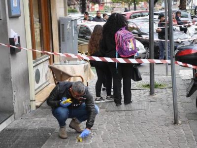 Spari tra la folla a Napoli: grave una bimba di 4 anni