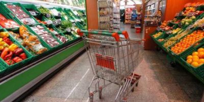 Minacciava di avvelenare acqua e cibo nei super...