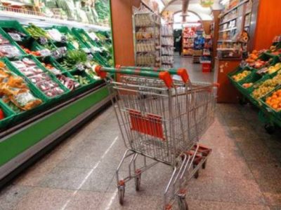 Minacciava di avvelenare acqua e cibo nei supermercati