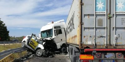 Auto contro Tir nel Barese: morti tassista e du...