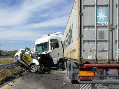 Auto contro Tir nel Barese: morti tassista e due turisti