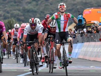 Giro: Viviani declassato, vince il colombiano Gaviria