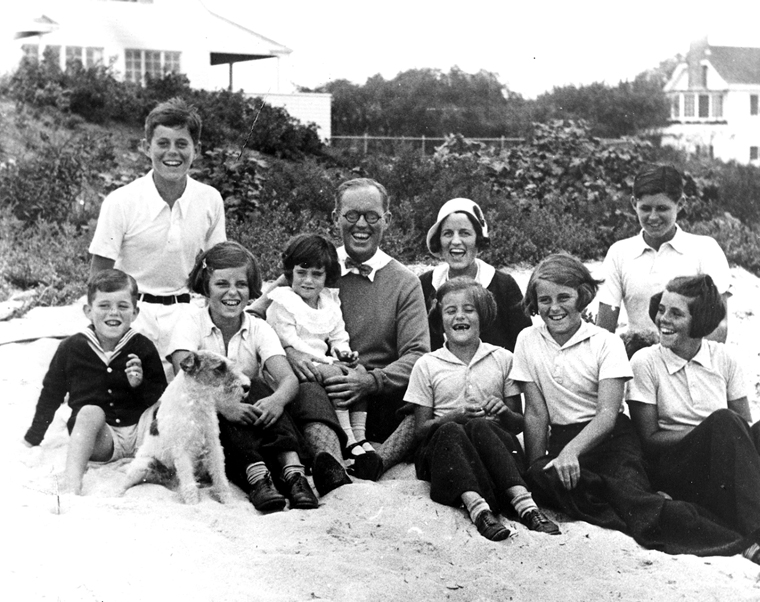 La famiglia di John Kennedy con J. F. K. in alto a sinistra