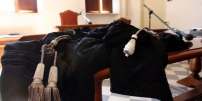 Accusata di violenza su 15enne: giudizio immediato