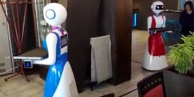 Gran Caffè di Rapallo, anche due umanoidi accan...