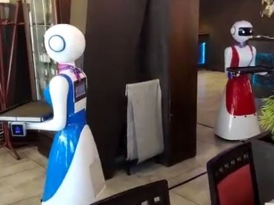 Gran Caffè di Rapallo, anche due umanoidi accanto ai camerieri