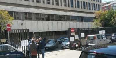“Nuda sotto la toga, se vuoi la laurea...