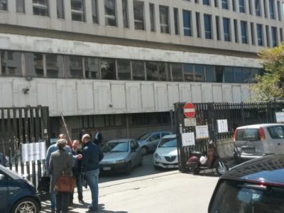 “Nuda sotto la toga, se vuoi la laurea”: prof in pensione nei guai