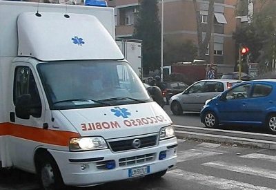 Il cassone del camion tocca i cavi dell’alta tensione, muore folgorato