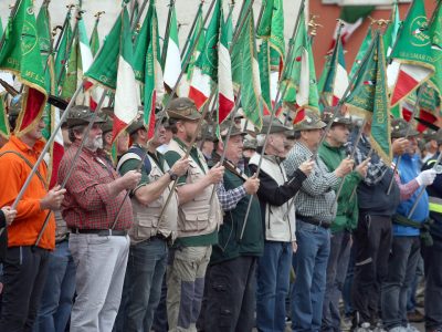 Alzabandiera in piazza Duomo, si apre la 92ª adunata nel centenario dell’Ana