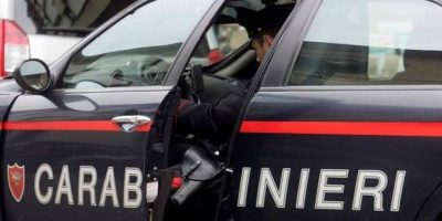 Prato: picchia, rapina e tenta di tagliare i ca...