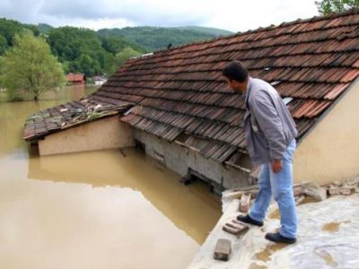 Allarme alluvioni nei Balcani, danni in Bosnia, Serbia e Croazia