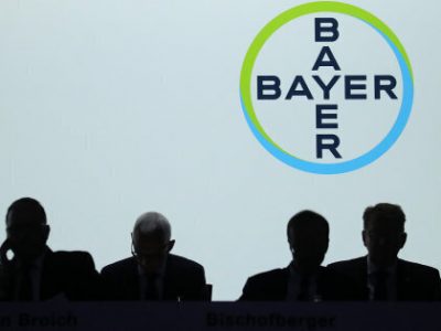 Bayer crolla in Borsa dopo maxi-condanna per il Roundup