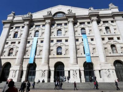 Borsa, Milano con un debole -0,6% lo spread a 274 punti