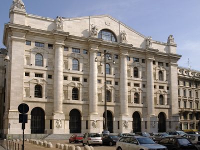 Borse, Piazza Affari chiude in calo del 1,27%. Spread a 267 punti