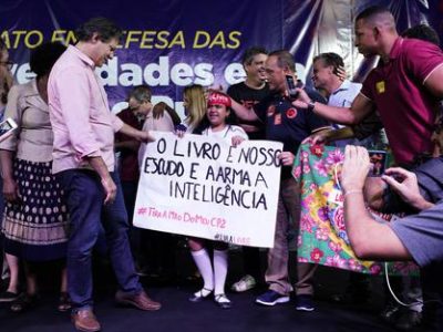 Migliaia in piazza a Rio contro il taglio all’istruzione