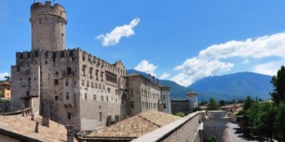 Trento: velluti e tessuti sacri del 400 e del 5...