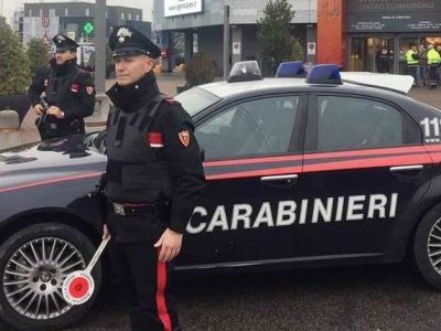 Ferito da un colpo d’arma da fuoco al viso dopo un incidente in auto