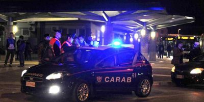 Minaccia con sega il vicino  gay, arrestato dai...