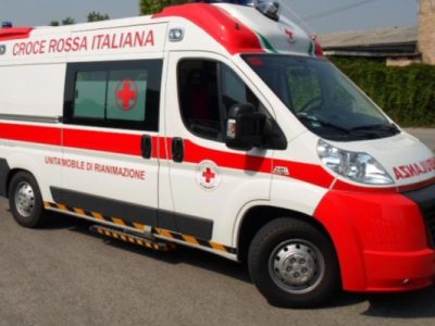 Bambino di 5 cade nel laghetto di un ristorante, è grave