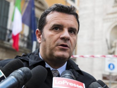 Il Ministro Centinaio critica la tassa di soggiorno “Un danno al turismo”