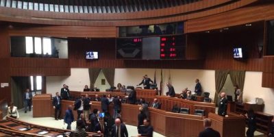 Bagarre e contestazioni alla prima seduta del C...